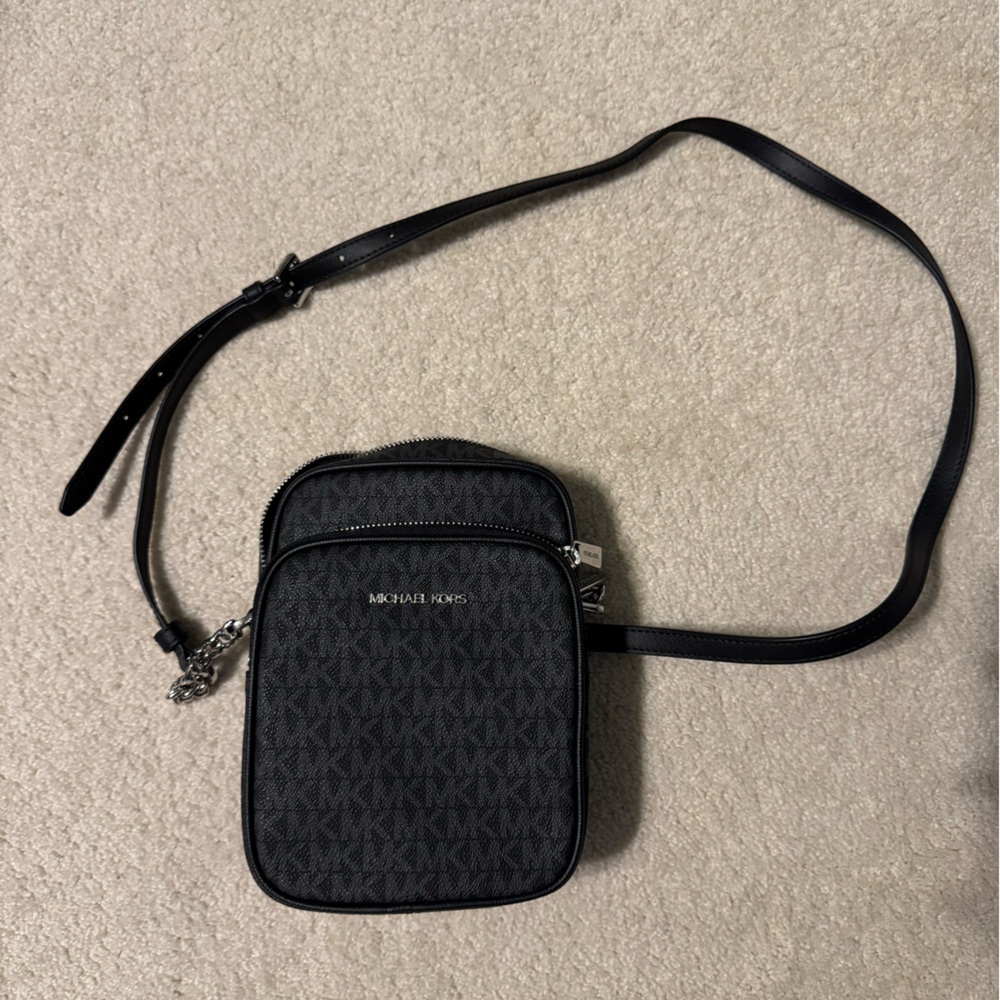 Michale Kors jet set travel medium logo crossbody bag.